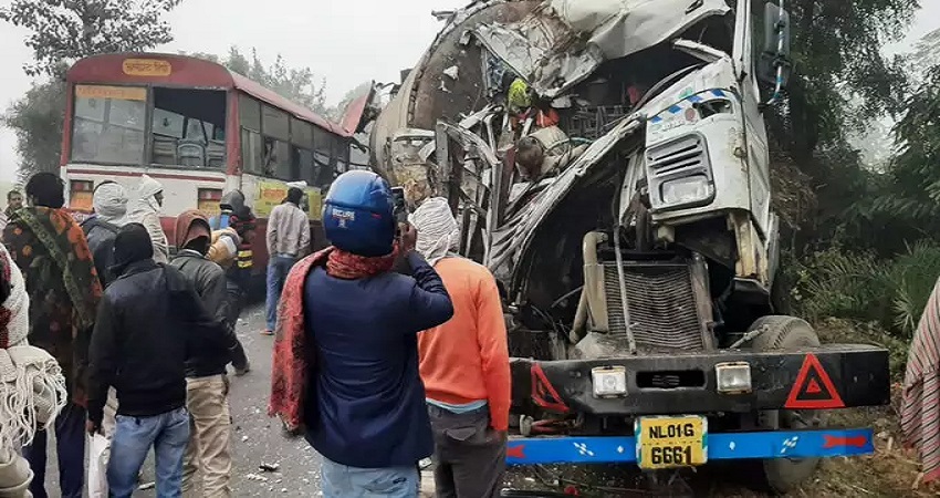 उत्तरप्रदेश के संभल में हुआ बड़ा सड़क हादसा, 7 लोगों की हुई मौत उत्तरप्रदेश के संभल में हुआ बड़ा सड़क हादसा, 7 लोगों की हुई मौत